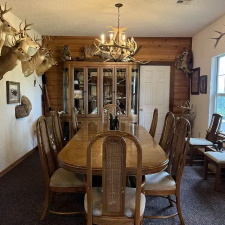 Lodge with fishing & guided hunts available! Minutes from Tulsa & Grand Lake!