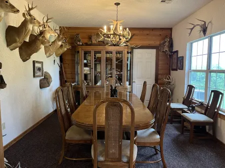 Lodge with fishing & guided hunts available! Minutes from Tulsa & Grand Lake!