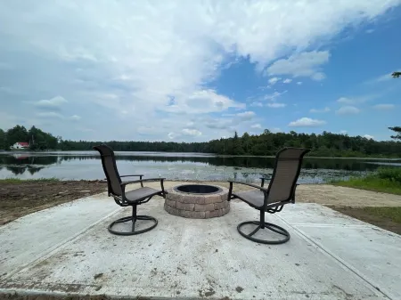Direct Lakefront Cabin with 3 bedrooms! Serene Getaway! Отели в г. Herkimer County