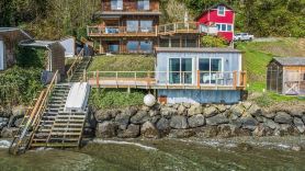 Breathtaking Waterfront Apartment