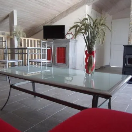 Gîte l'Escoussou 120m², 4 Bedrooms, Nature, Charm, Heated Pool, South Ardèche Отели в г. Жуайёз