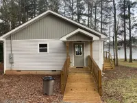 Nice cottage located on Lake Sinclair.   Lots of room with great views Hotels in Putnam County