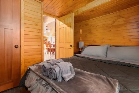 Just Outside Traverse City Hot Tub King Bed Fire Place Full Kitchen Pet Friendly