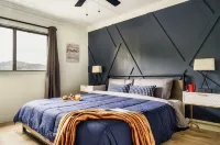 Modern Sleek Convenient Condo, Luxury King bed! Pool, Hot Tub, and Fire Place