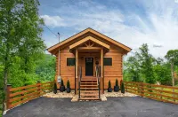 NEW AUTHENTIC LOG CABIN! 1 MIN FROM D-TOWN, VIEWS, CLEAN, PRIVATE, ROMANTIC!❤️❤️❤️ - Romantic