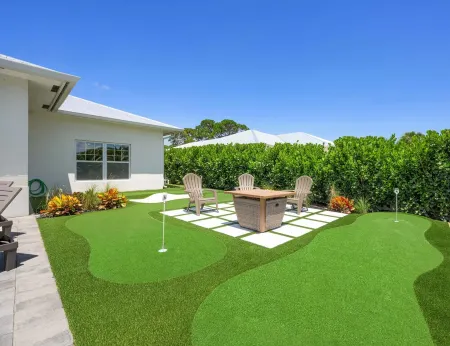 New Construction Lakefront Home with  Mini Golf Course, Heated Saltwater Pool! Отели рядом с достопримечательностью «сквер Уан»