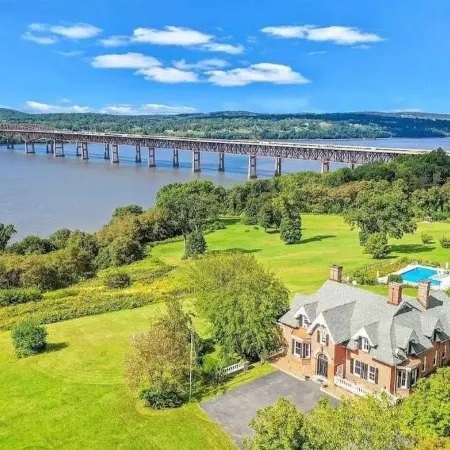 Majestic RiverView Estate - Breathtaking Views Отели в г. Фишкилл