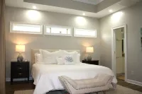 Relaxing lake front cottage! Pool, outdoor kitchen, Dog Friendly!
