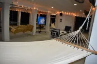 Come enjoy some laid-back beach vibes. Walk to the beach, shops, restaurants.