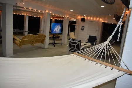 Come enjoy some laid-back beach vibes. Walk to the beach, shops, restaurants.