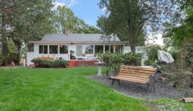 Historic River Front Farmhouse Near Wineries-Private waterfront! Winery tour!