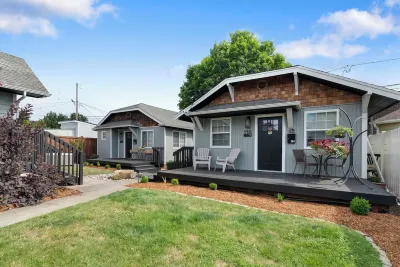 Petite Perfection, Bungalow in the heart of Puyallup. Hotels near Safeway