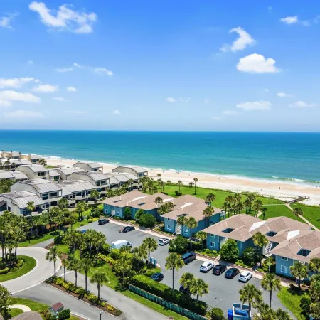 622 Oceanfront Surf Villa: Calm & Cozy Retreat with Vintage Charm by the Sea