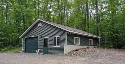 Hilltop Hideaway- Cozy updated waterfront retreat on Tiger Cat Chain of Lakes Hotel a Round Lake