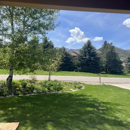 NEW COVERED PATIO WITH HOTTUB!! Large private 5 bdrm across from Canyon's.