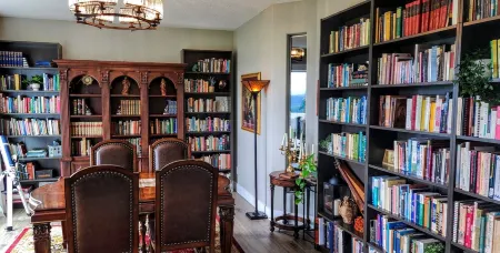 Panoramic River Views - Nature Framed at Every Window