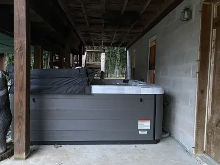 Shenandoah river front cabin, hot tub, fireplace, cabin, screened in porches.