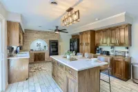 Hershey Attractions! Hot Tub, Fire Pit, Pool, Game Room and 15 Mins To Hershey!