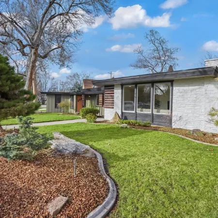 Yard w/ fire pit & grill, king bed, light filled