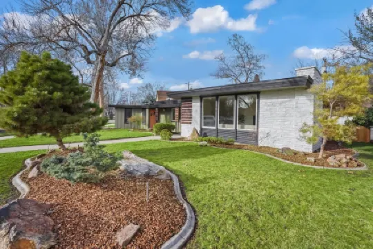 Yard w/ fire pit & grill, king bed, light filled