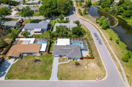 Private Heated Saltwater Pool & Spa 3-Bdrm Home in Harbor Bluffs Отели в г. Харбор-Блафс