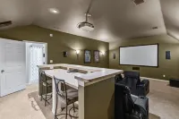 Luxurious 5 BR w/ Resort Style Pool & Theater Room in Murphy