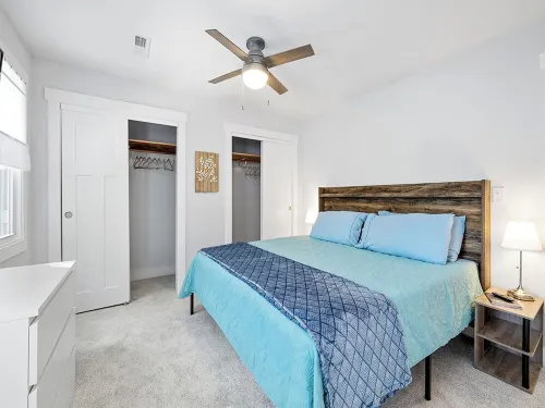 The Hideaway: 2 Bedroom 2.5 Bath, blocks to ocean.