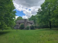 Escape to the Woods: 4-bedroom country house with hot tub spa, sauna, fireplace