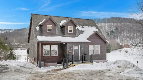 Spacious Chalet , exceptional view, walk to Village, Hot tub , A/C , fire pit