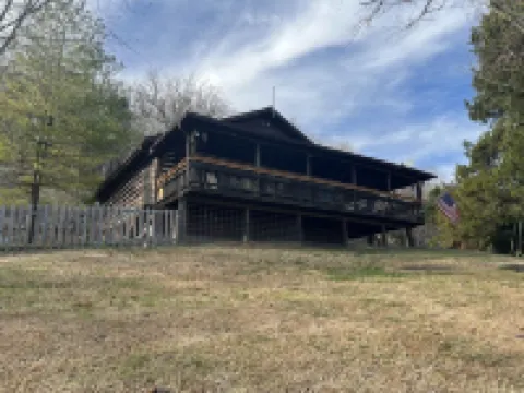 Derby Time Riverside Cabin