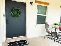 Farmhouse Retreat with deck and fire pit, very family friendly & great location
