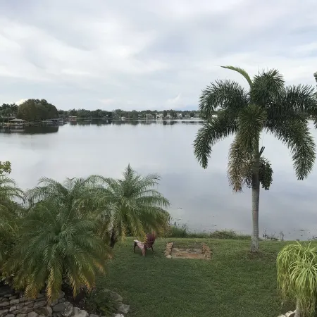 Lakefront Artist's Loft - Relax in Luxury!