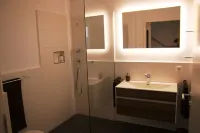 House Satu Ostseenah; 1.000qm garden; children's pool; 3 rooms; 2 bedrooms; WLAN Các khách sạn ở Nordwestmecklenburg