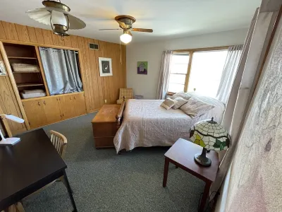 Sunny Upper Flat in Shorewood. Great location, great community!