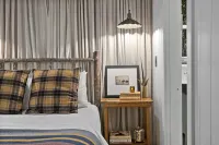 FLY LAKE- A Modern Mirror Lake Cottage