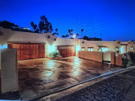 "Santa Fe style at the Beach" Отели рядом с достопримечательностью «Эмма Вуд Стейт Бич»