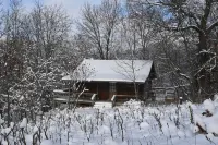 Quaint cabin overlooking the creek below and wetlands in the valley basin. Hotels in Wells