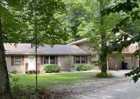 4 Bedroom/2 Bath Home 20 Acres of Woods - Hot Tub