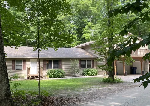 4 Bedroom/2 Bath Home 20 Acres of Woods - Hot Tub