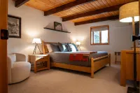 Modern Mountain Chalet Minutes from Skiing & Attractions