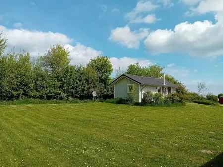 Ferienhaus Lachmöwe - Kleines, Modernes Haus, Idyllisch im Grünen Gelegen