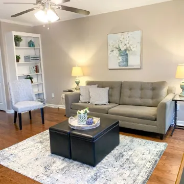 Lux King Suite- 16 miles of walking trails, central to Duke, UNC & RDU Airport