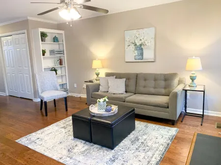 Lux King Suite- 16 miles of walking trails, central to Duke, UNC & RDU Airport Отели рядом с достопримечательностью «Дарем Академи Мидл Скул»