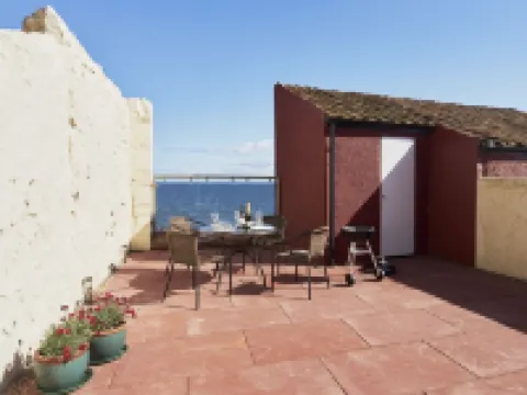 APARTMENT WITH STUNNING SEA VIEWS IN PITTENWEEM NEAR ST ANDREWS Hotels in Anstruther