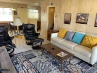 Vista Esterella Mid-Century Modern condo sleeps 4