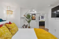 Art Deco Oasis: Pool, Hot Tub, 5 BDR, 3 BTH, 2 King Beds, Arcade, BBQ,  4 TV's