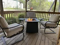 Comfy rustic cabin 1/2 mile from Lake Texoma is ready and fully stocked for 8+!