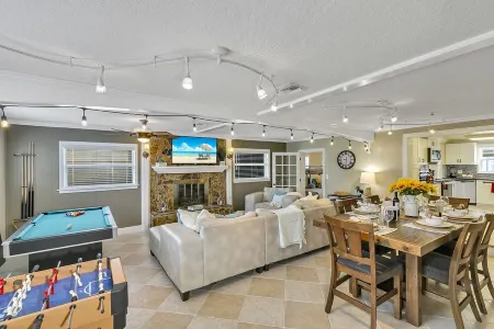 Cozy Retreat, Great Location, Hot Tub, Game Room, King Beds, Close to Beach Отели рядом с достопримечательностью «Крейн Крик Променад»