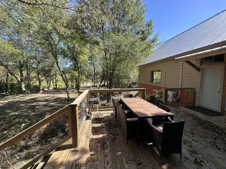 Cozy Cottage on the Caddo River Отели в г. Каддо Гэп