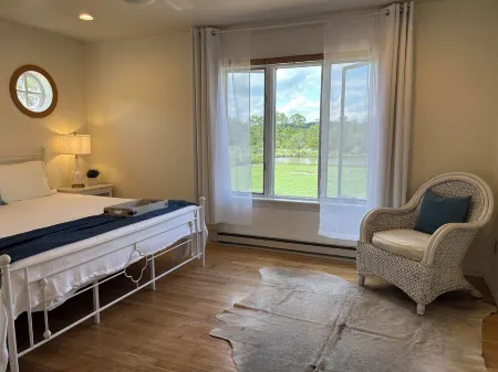 The Blue Heron-Spacious Waterfront Eastern Shore getaway with kayaks